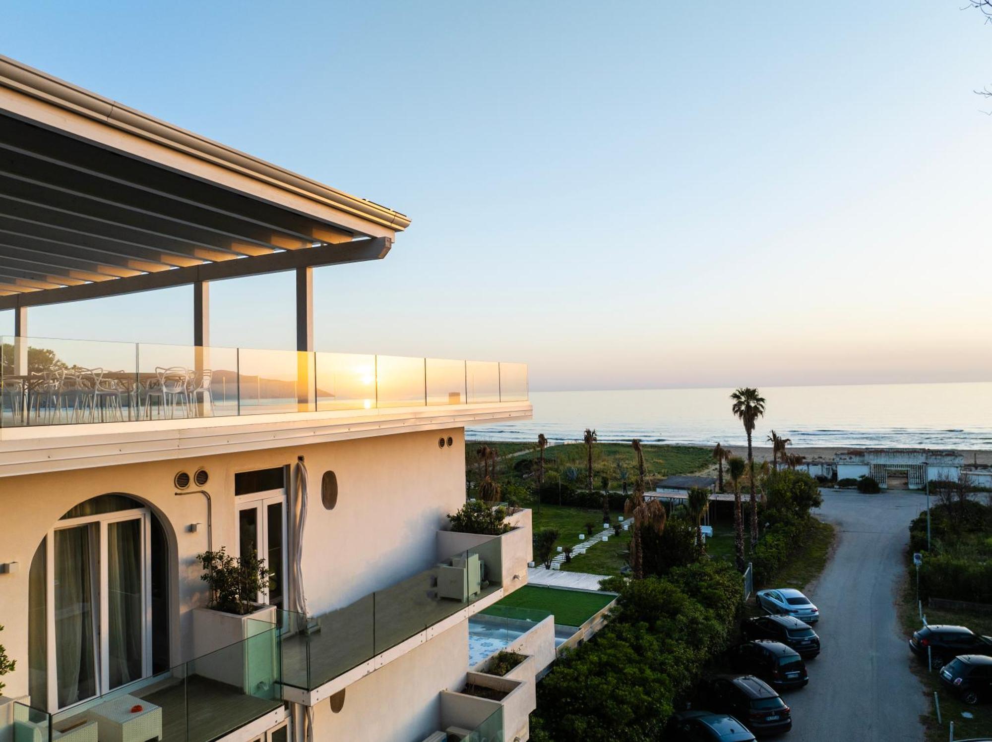 Hotel Artemide Mare Paestum Exterior foto