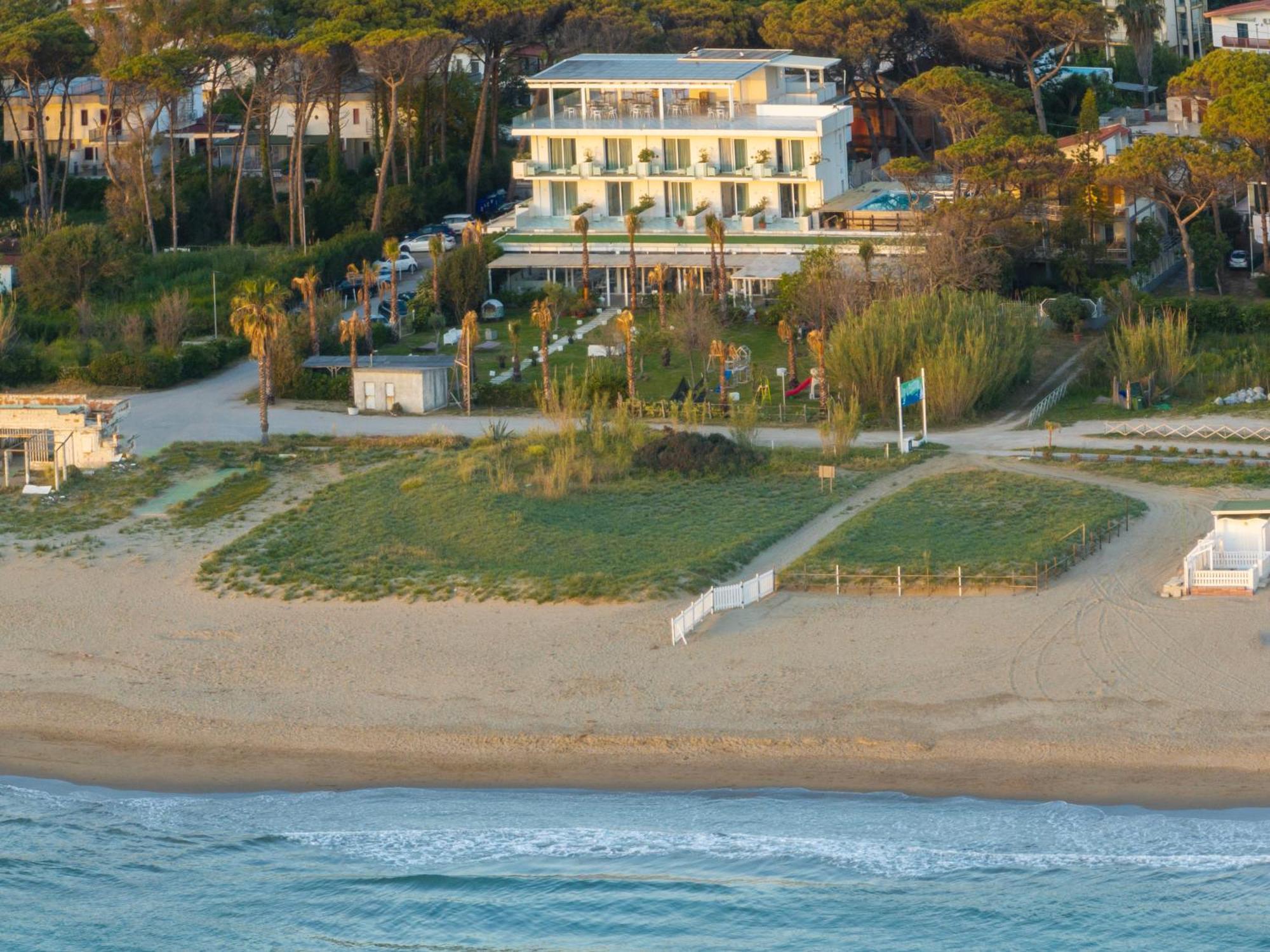 Hotel Artemide Mare Paestum Exterior foto